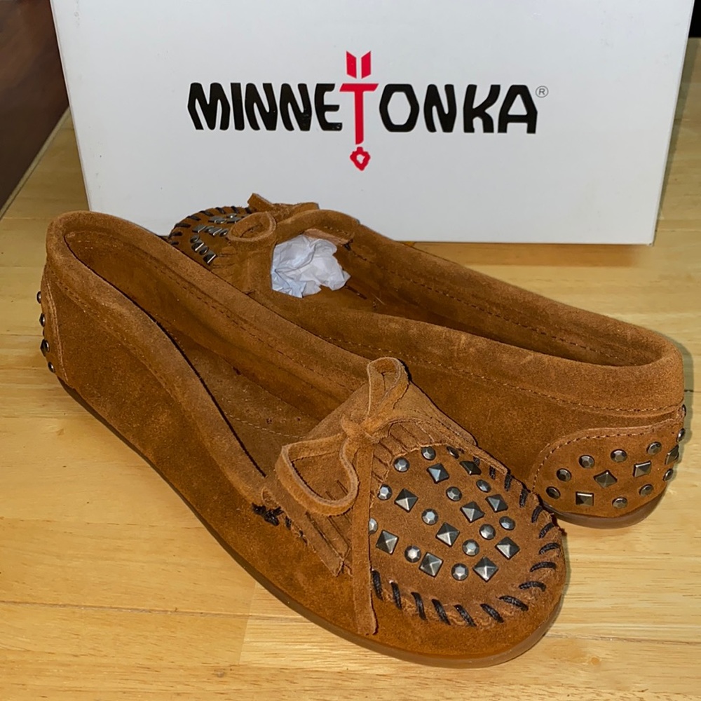 AUTH NIB Minnetonka Double Stud Brown Moccasins